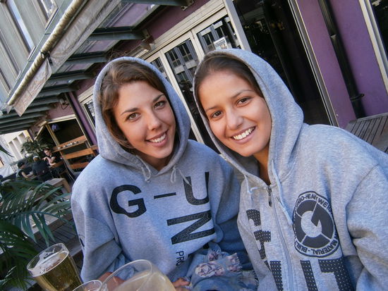 Xeni und Samai sind so happy, nach 2 Monaten haben sie sich wieder .... Nur am Rande: Samai hat berichtet, dass sie auf Bali, als sie vollbepackt mit Einkäufen vom Supermarkt auf dem Weg zum Hostel war, von 6 Affen überfallen wurde, die ihr alle !!!! Tüten geklaut haben uns sie nochmal einkaufen gehen musste  Haha, ich habe so gelacht... Info: Samai ist 1.57 cm groß, sie sagt, seitdem hat sie vor den Menschen keine Angst mehr 