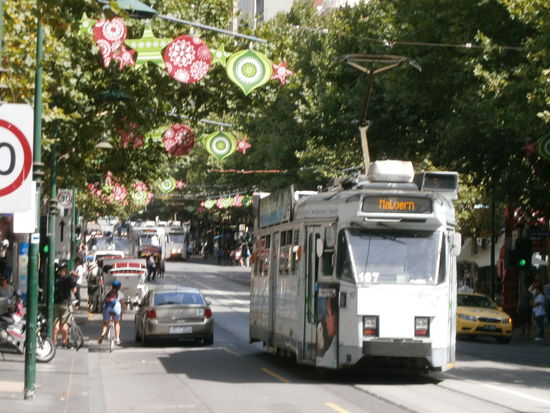 Die Swanston-Street mit noch vorhandener Weihnachts-Deko... Alles sieht so fröhlich aus. In der Swanston-Street ist jede Menge los, von Designer-Geschäften, tollen Straßenmusikern aus allen Nationen (wir haben sogar den Chilenen mit der Pan-Flöte aus der Mönkebergstr. gesehen ), super Locations und den wahnsinnigsten Outfits der Menschen kann man alles sehen