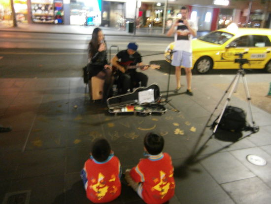 Straßenmusik, diese beiden kleinen Buben mit ihren asiatischen Ernie-Sweatshirts waren einfach goldig. Sie haben nach jedem Lied ihre Mama um noch mehr Geld für den Gitarrenkasten angebettelt. Wollte die beiden nicht von vorne fotografieren, wusste nicht wie das die Mami wohl finden würde.... 