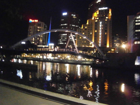 Melbourne bei Nacht am Yarra-River.... überall am Ufer sind Bänke, Schwimm-Pontons und Steege aufgebaut und um einen herum eine irre Skyline... kommt mit meiner kleinen Digi-Cam nicht so rüber dieses Feeling...aber vielleicht erlebt ihr das ja auch einmal oder es macht Melbourne zu Eurem nächsten Urlaubsziel 