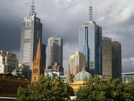 Sonntag in Melbourne... Unser letzter Tag, der so aufregend war. Eigentlich wollten wir die 88 Stockwerke hoch zum Eureka-Tower, aber auf dem Weg dahin, sahen wir einen so beeindruckenden Magier, der nicht nur seine Magie hat versprühen lassen, sondern so unterhaltsam war, wir waren 45 Minuten die reinsten Grinse-Backen, das war sehr lustig und als er dann nach seiner Show nur Scheine in seinem Hut hat, brauchten wir uns auch nicht mehr zu schämen, dass wir ihm nur 5 Dollar gegeben hatten  Ich war früh im Bett, denn es sollte ja Montag morgen an die Great Ocean Road gehen und ich wollte richtig fit sein, schließlich musste ich zum ersten Mal den Linksverkehr mit dem Camper meistern.... o:O