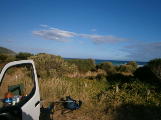 An der Great Ocean Road angekommen. Das ist unser erster Schlafplatz in der Nähe von Kenneth River - etwas abseits der Straße mit Blick auf den Ocean, ich hatte ein bisschen Angst, dass uns die Polizei dort in der Nacht wegschickt, aber es war lauschig und wir konnten ungestört schlafen. Bei Sonnenschein gab es nach Ankunft laut Pablo das beste Essen, seitdem er in Australien ist und um 22.00 Uhr waren wir so platt, dass wir alle im Camper verschwanden und noch kurz unsere Freiheit genossen und schliefen tief und fest ein. Ich mit den Gedanken an den nächsten Tag, der so ungewiss vor uns lag.