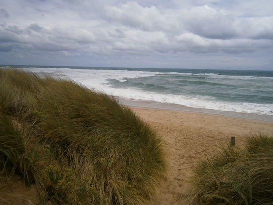 Wetter und Strand.... könnte auch auf Sylt entstanden sein  Nur die Lautstärke der Wassermassen waren noch zehnmal stärker...