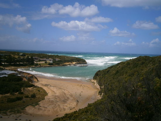 Wieder eine dieser Buchten an der Great &gt;Ocean Road, die uns dann doch nochmal aus dem Camper lockten, um sie zu fotografieren. Es war saukalt und sehr sehr windig, deshalb freuten wir uns, dass wir bald in wärmere Gefilde kommen sollten.