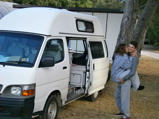 Angekommen! Der Bush-Camping-Caravan Platz hatte doch tatsächlich für uns ein Plätzchen frei. Wir fuhren 400 km durch ständig wechselnde Landschaften, nach endlosen Eucalyptus-Alleen mit vielen Koalas in den Bäumen sahen wir in South-Australia auf einmal kilometerlange Kiefernwälder. Ich fragte mich wie das sein könne, aber Pablo wusste wieder die Antwort. Ich glaube, der schlaue Junge hat in seinem Leben nicht eine Dokumentation im TV ausgelassen. Auf   
jeden Fall sind diese endlosen Kieferwälder von der Regierung angepflanzt worden, nachdem es vor einigen Jahren riesige Brände gab. Die gesamte Südwestseite bis nach Adelaide hoch wurde vernichtet und diese riesigen Waldflächen mit Kieferwäldern wurden geschaffen, um den Tieren einen Lebensraum zu geben. Tatsächlich: ich sah einige Kängurus am Waldrand stehen und nach einigen toten Kängurus am Straßenrand war das Fahren für mich etwas unentspannt, da ich Angst hatte eins von diesen süßen Tieren auf dem Gewissen haben zu können. Dann waren wir in ROBE angekommen und es ist sehr sehr schön hier. Bilder von diesem tollen Ort folgen morgen. Das Wasser schimmert im schönsten Türkis und es gibt tolle Strände.