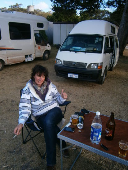 Puh, die Fahrt hat sich gelohnt. Es gibt ein Bierchen zum Feierabend und es ist tatsächlich 10 Grad wärmer hier in Robe, und Hoffnung auf Strandwetter haben wir auch, der Tankwart in South Australia versprach uns ab übermorgen mindestens 25 Grad und beständigeres Wetter. Morgen wollen wir erstmal Wäsche waschen und es uns gut gehen lassen und mal nicht weiter fahren  Liebe Grüße Eure Suse