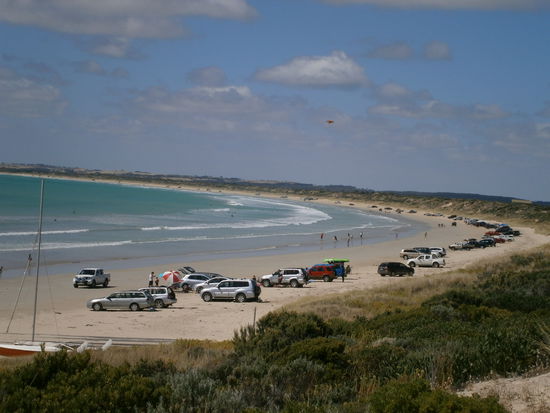 Long Beach von ROBE, fast ein bisschen wie in St.Peter - nur, dass es bis zum Wasser nicht so weit ist  wir haben uns nicht getraut mit dem Camper auf den Strand zu fahren, es waren fast alles Allrad-Fahrzeuge dort und das Risiko einzugehen, dass wir rausgezogen werden müssen, wollten wir uns dann doch ersparen. Also haben wir hinter den Dünen komfortabel auf dem Parkplatz den Wagen abgestellt, Pfannkuchen zubereitet und sind dann ab zum Strand. Ich habe mich mit meiner sonnenentwöhnten Winterhaut nicht gewagt im Bikini rumzulaufen, wollte es erstmal mit Jeansrock und langärmeligen T-Shirt testen. Die australische Sonne ist böse, ich habe in Melbourne jeden Tag mein teures Lancaster- Duty-Free-Make-Up mit Sonnenschutzfaktor 8 getragen und war jeden Abend nach dem Duschen puterrot, als hätte ich den ganzen Tag am Strand verbracht. Es ist sehr schön hier, die Stadt hat einen eigenen Charakter, die Lokalitäten sind fast alles Selbstversorger, es gibt hier keine allseits bekannte Kette an Supermärkten, nur einen der heisst "Foodland", teurer als überall und die Touris, sind auf den angewiesen. Wie gut, dass wir beim Aldi in Portland Großeinkauf gemacht hatten und bis auf Wasser und Milch und Brot für die nächsten Tage  alles an Bord haben 