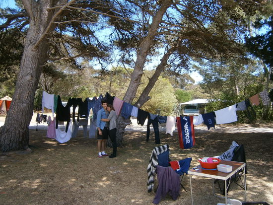 So mein vierter Versuch zwei Berichte an einem Tag zu schreiben  Nachdem Pablo gecheckt hatte, dass alle Waschmaschinen auf dem Campingplatz mit kaltem Wasser waschen sind wir mit zwei riesigen Körben voller Wäsche in die ortseigene "Laundry" gefahren. Xeni hat es richtig genossen endlich frische, duftende und vor allem saubere Wäsche zu haben. Und ehrlicherweise ich nach einer Woche aus der Tasche zu leben - habe es auch genossen. Wie sagte sie so schön? Zuhause  habe ich die Wäsche einfach immer in den Schrank gestopft- hier genieße ich es, sie sauber in die Tüten zu falten  Ach mein Mädchen, das Sein bestimmt halt das Bewusstsein... &lt;3