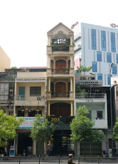 die Grundstückspreise richten sich in Vietnam vor allem nach der Breite der Fläche, was zu recht seltsamen Häusern führt, da eine Etage häufig nur aus einem Zimmer besteht