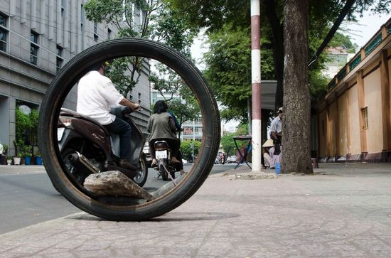an vielen Stellen stehen diese runden "Altare", die meist mit Räucherstäbchen gefüllt sind und hier wohl für eine umfallfreie Fahrt gebeten wird  - so zumindest die Erklärung eines Taxifahrers.