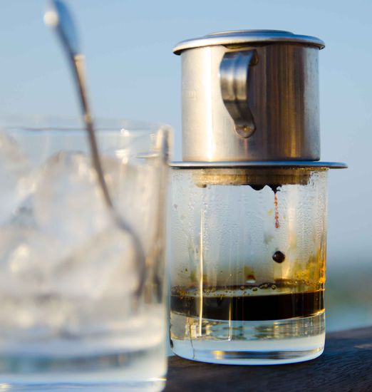 Relaxing am Nachmittag nach der Tour. Im 16. Stock unseres Hotels über den Dächern Hue's gab es einen vietnamesichen Kaffee (café sua da).