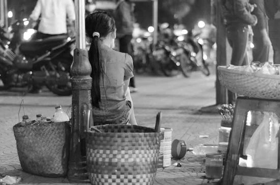 Am Rande eines Marktes bei Nacht