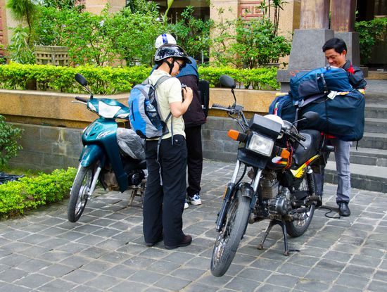 hier wird unser Gepäck auf den Motorrädern verschnürrt...
