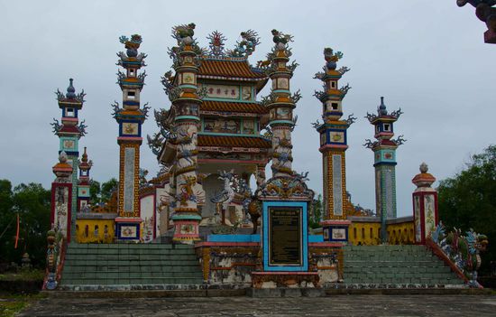 eine der sehr vielen Grabstätten. In dem besuchten Ort leben laut Ky ca. 2000 Einwohner und die Grabanlagen (für 8000 Verstorbene) nehmen rund das 5-fache der Fläche des Dorfes ein.