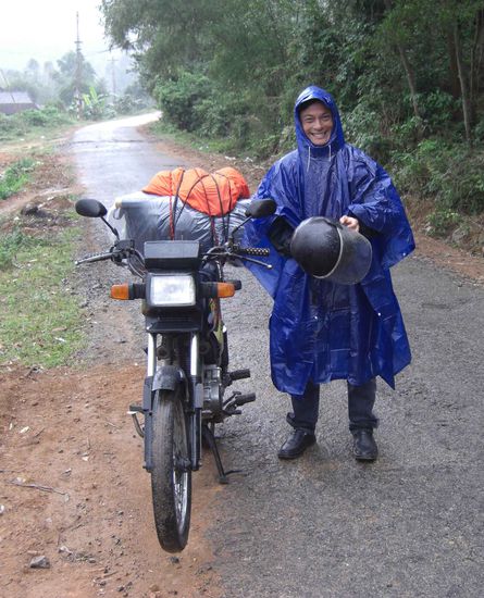 die Fahrer wußten beim einsetzen Nieselregen sofort, dass es noch erheblich feuchter werden wird...