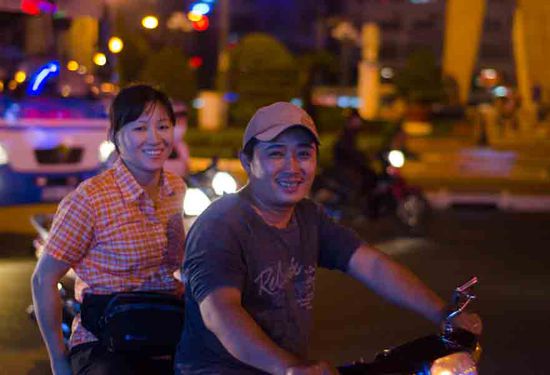 hier das versprochene Foto von Wong auf dem Moped.