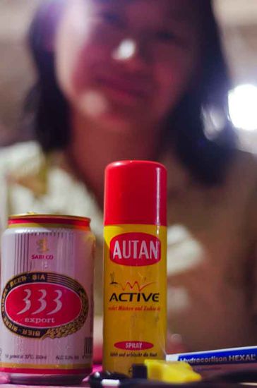 Bei Moskitoattaken helfen diverse Mittel vor (rechts) bzw. nach (links) einem Mückenstich.