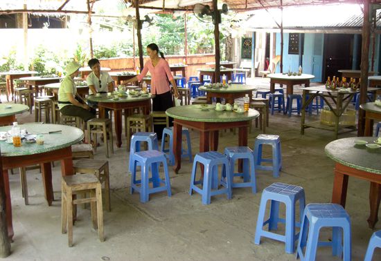 da wir sehr früh dran waren, hatten wir ausgiebig Zeit uns alles anzusehen. Hier hatten wir einen Honigtee und ich (wong) habe mir eine Creme aus "Bienenköniginnenhonig" gekauft.