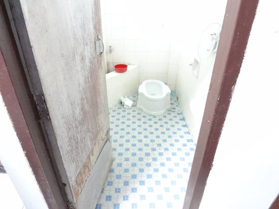 schÖÖÖÖÖÖÖÖÖÖÖÖÖÖÖÖÖÖn! Das war das Klo vom ersten Hotel....