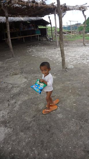 Kleiner Gauner stahl mein Flip Flops