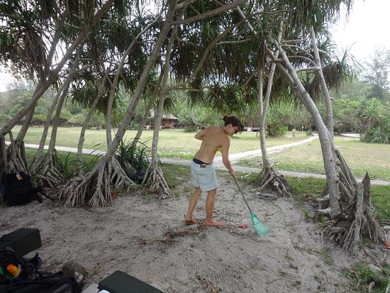 Teresa am Plaetzchen wischen fuer das Zelt
