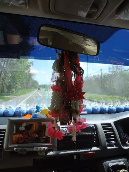 Dies haben viel Thailaendische Autofahrer. Dies ist fuer den Geist, welcher fuer das Glueck Verantwortlich ist