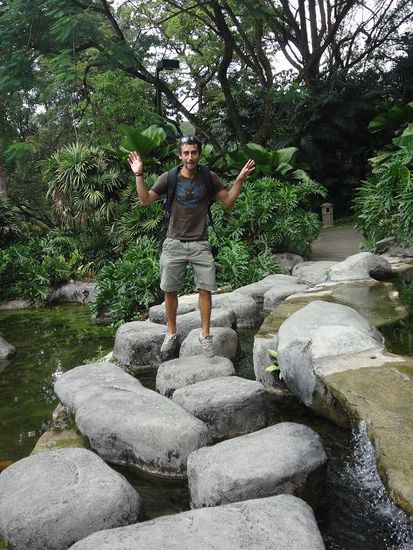 Nicola probierte im Lake Garden zu fliegen