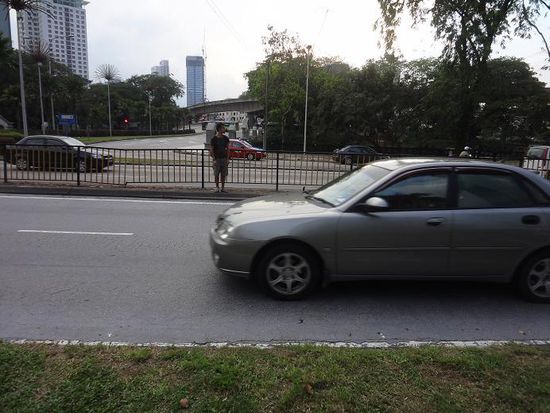 Nicola probiert mit Muehe und Not eine Strasse zu ueberqueren