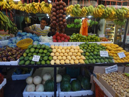 Die neue Frucht befindet sich den Mangos ganz links. Wenn jemand den deutschen Namen weiss bitte melden=)