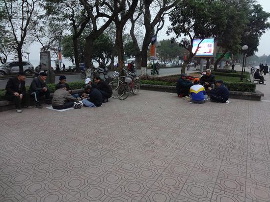 Maenner auf Oeffentlichen Plaetzem am Brett spielen ( aehnlich wie Schach)