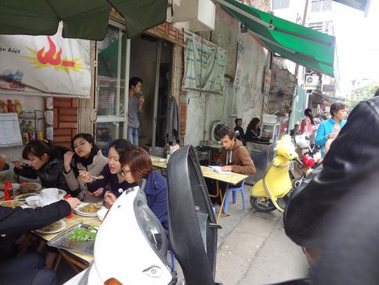 Nicola an einer Strassenkueche