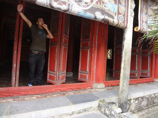 Niggels ist frisch aufgestanden und geniesst seine neue Aussicht =)