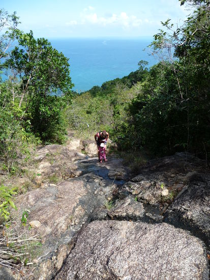 Wanderung zum Bottle Beach. Unsere Tochter ist überaus fleißig selbst gelaufen für mehr als eine Stunde. Sie nennt sich bei solchen Gelegenheiten "Klettermaus" und gibt so richtig Gas.