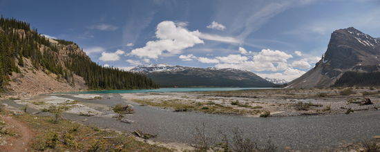 am Ende des Sees führt der Trail  uns durch ein teilweise trockenes Flussbett