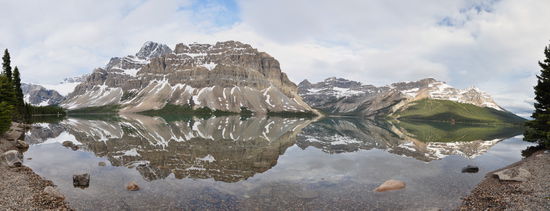 Bow Lake mit Growfoot Glacier im Hintergrund