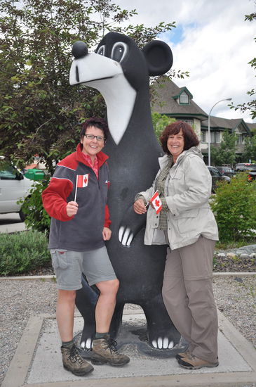 Das Maskottchen von Jasper mit dem gleichen Namen JASPER Der Dicke in der Mitte
