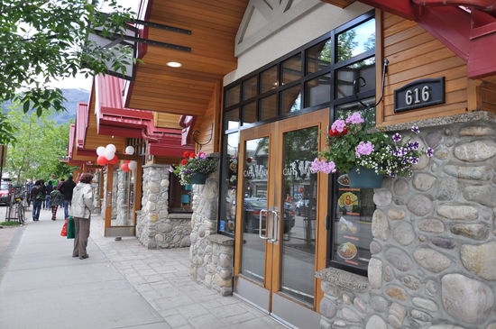 im Ort sind alle Geschäfte geschmückt, es ist ja schließlich Feiertag