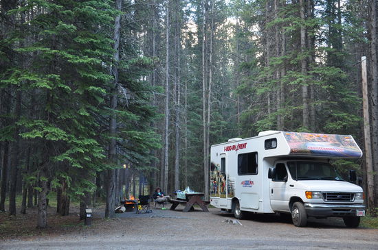 Erika entspannt am Feuer und ich bin noch mal kurz mit der Kamera unterwegs