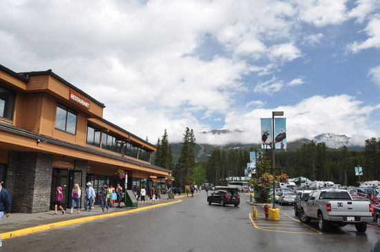 Der Ort Lake Louise, mit der Samson Mall. Ein paar Geschäfte, mit allem was man braucht. An der Touristeninfo bekommt man Kartenmaterial und Infos rund um Lake Louise.