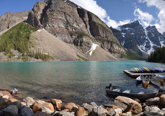 Das Wetter wurde immer besser und wir sind dann noch am See entlang gelaufen. Man kann bis zum Ende gehen, aber dort geht es dann nicht weiter. Schöne Tour am Wasser entlang