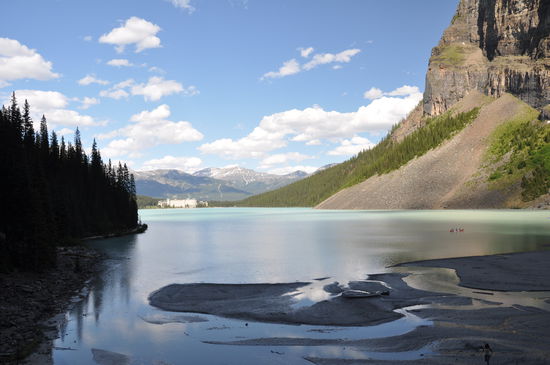 Endlich wieder unten, man kann das Hotel am Lake Louise schon sehen