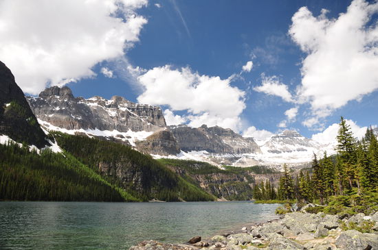 Vergletscherte Berge umgeben das perfekt klare Wasser des Boom Lake