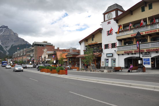 Banff Innenstadt, auf der Banff Ave. Hier kann man herrlich bummeln, es gibt tolle Restaurants und kleine Shops.