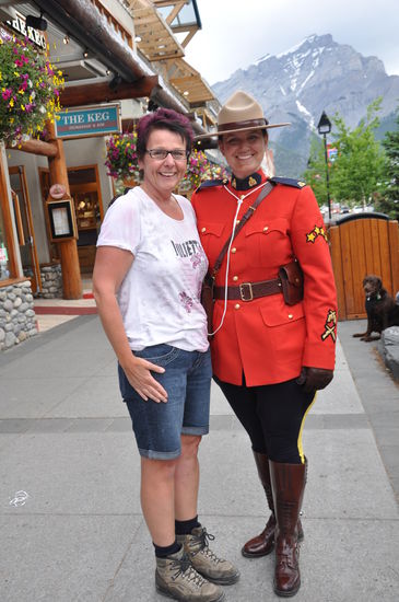 Die Canadien Mounties sind als "Botschafter" für die Touristen unterwegs. Sie lassen sich bereitwillig fotografieren. Der letzte Abend hier in Banff. Morgen geht es zurück