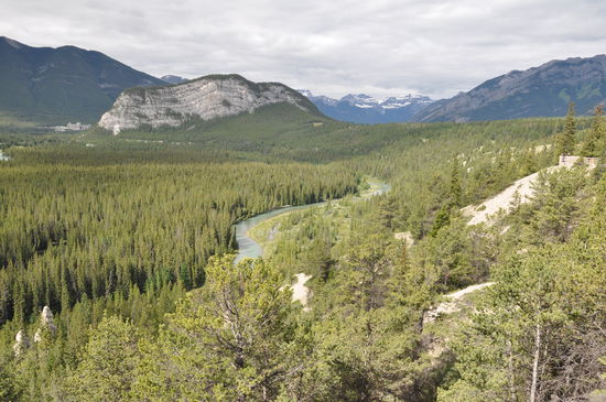 .... und hier sieht man links das Banff Spring Hotel.