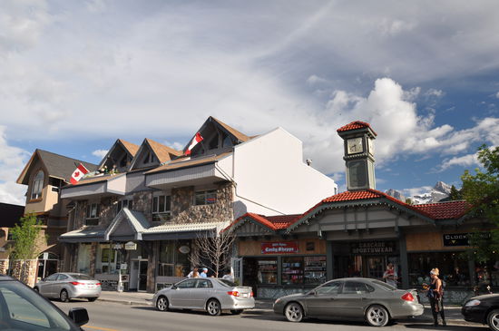 Canmore ist ein hüpscher kleiner Ort, der ganzjährig besucht wird.