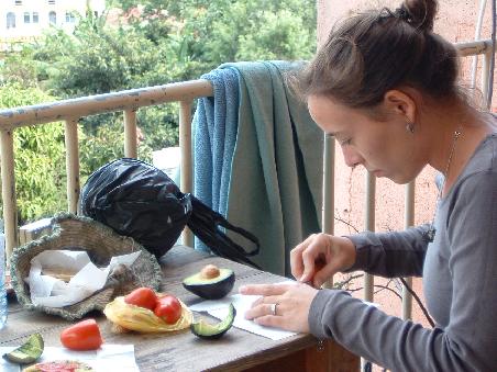 Mittagessen auf Sabines Balkon
frische Tortillas aus der Tortilleria mit Avocado und Tomaten.. hmm..