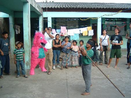 Die Sensation des Nachmittags waren die Piñatas, die hier normalerweise jedes Kind zum Geburtstag bekommt... traditionelles Spiel, bei dem Pappmaschee-Puppen -vollgestopft bis obenhin mit Suessigkeiten- aufgehaengt werden und das Geburtstagskind mit verbundenen Augen solange mit einem Stock danach schlaegt bis das Ding zerfetzt und die ganzen Kinder sich um die Suessigkeiten reissen...
wir hatten ungefaehr 7 Piñatas und das ganze artete in ein leichtes Chaos aus... dennoch ein riesen Spass..