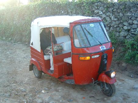 Sabine im Tuc-Tuc, die Taxis, die auch in Guatemala ueberall rumfahren