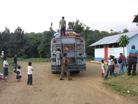 diese Camioneta faehrt taeglich 2x zwischen Reu (der naechsten Stadt) und der Finca hin und her... fuer die knappen 12km braucht sie ueber eine Stunde... so nen Bus hab ich noch nie von innen gesehen... TOTAL alt, die Sitzpolster zerissen, die Fenster zerschlagen... echt kurz vorm Auseinanderfallen..
